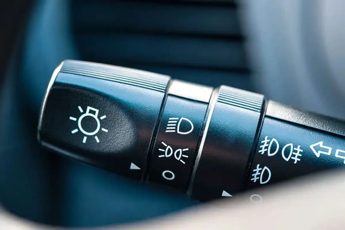 Luci di posizione: quali sono e quando è obbligatorio accenderle